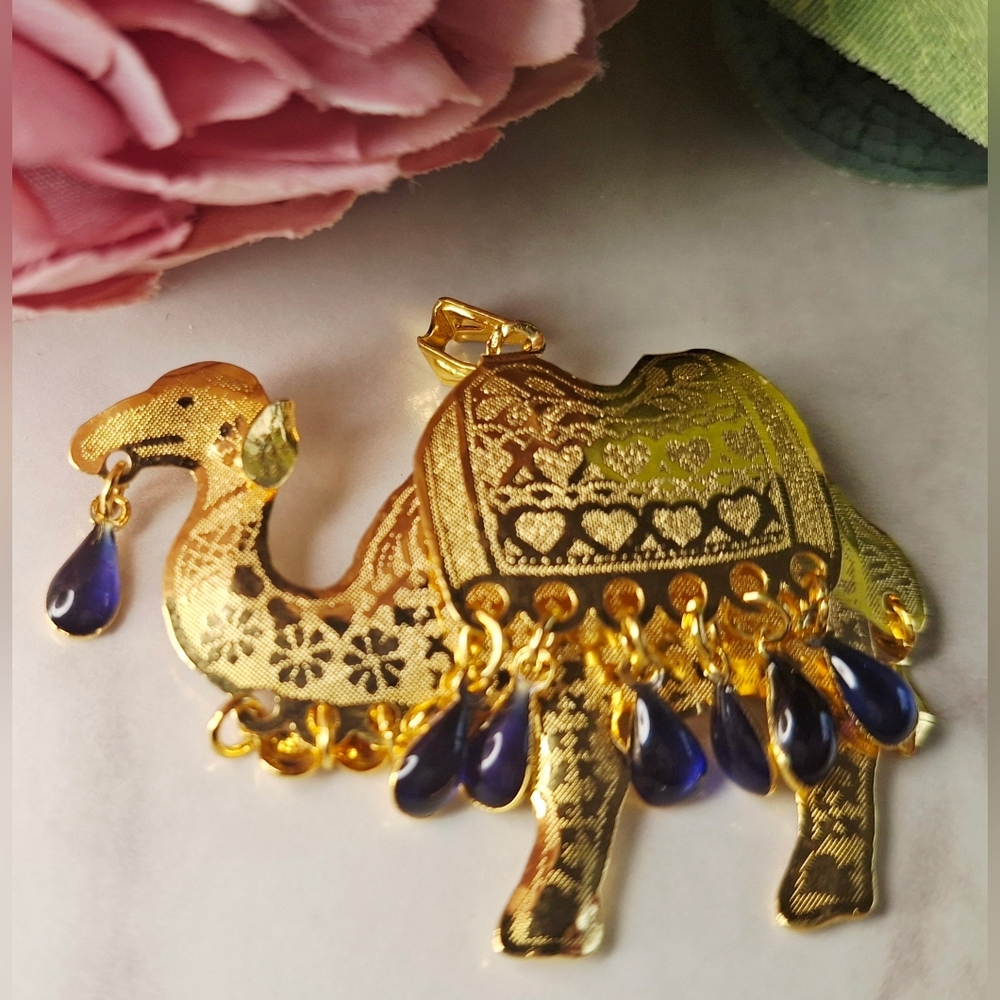 Vintage 80s 🐪💙✨️Blue Jewelled Golden Camel Necklace/Brooch